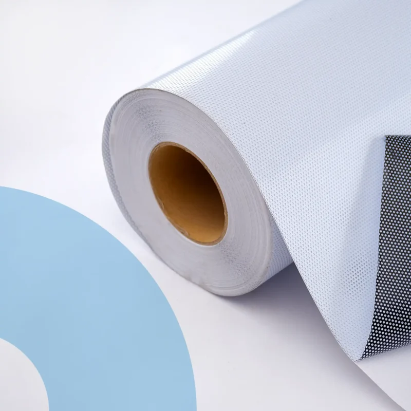 رول لاصق طباعة مخرم من نوع روكو سترو، بطول 50 متر، يستخدم في الطباعة الإعلانية على الزجاج والنوافذ في وكالات الدعاية والإعلان اليمنية